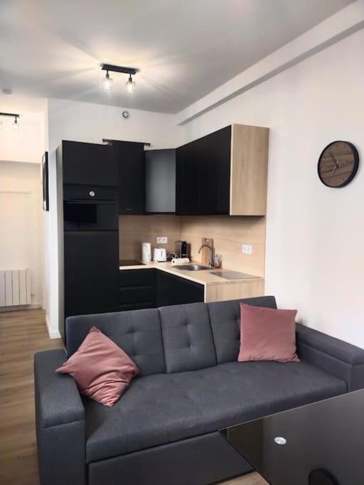 2 Piece Avec Terrasse Ensoleille Apartment Сюрен Екстериор снимка