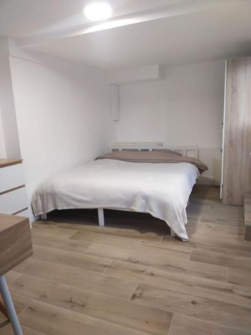 2 Piece Avec Terrasse Ensoleille Apartment Сюрен Екстериор снимка